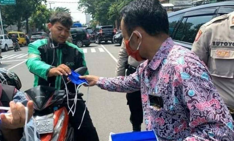 Pembagian masker. IDN Times/Pemkot Mojokerto