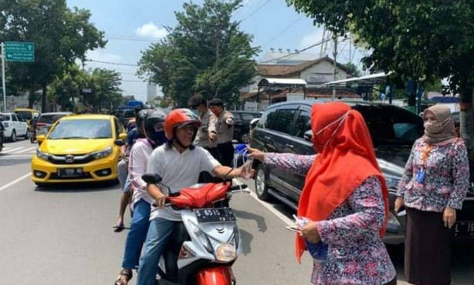 Pembagian masker ke Masyarakat pengguna jalan. IDN Times/humas dan protokol Pemkot Mojokerto