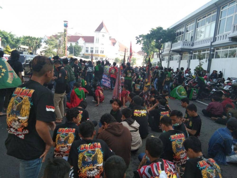 5.000 massa Pagar Nusa saat mendatangi Mapolrestabes Surabaya, Selasa (7/4). IDN Times/Dok. Istimewa