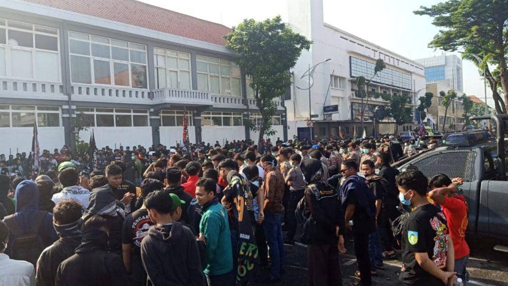 5.000 massa Pagar Nusa saat mendatangi Mapolrestabes Surabaya, Selasa (7/4). IDN Times/Dok. Istimewa