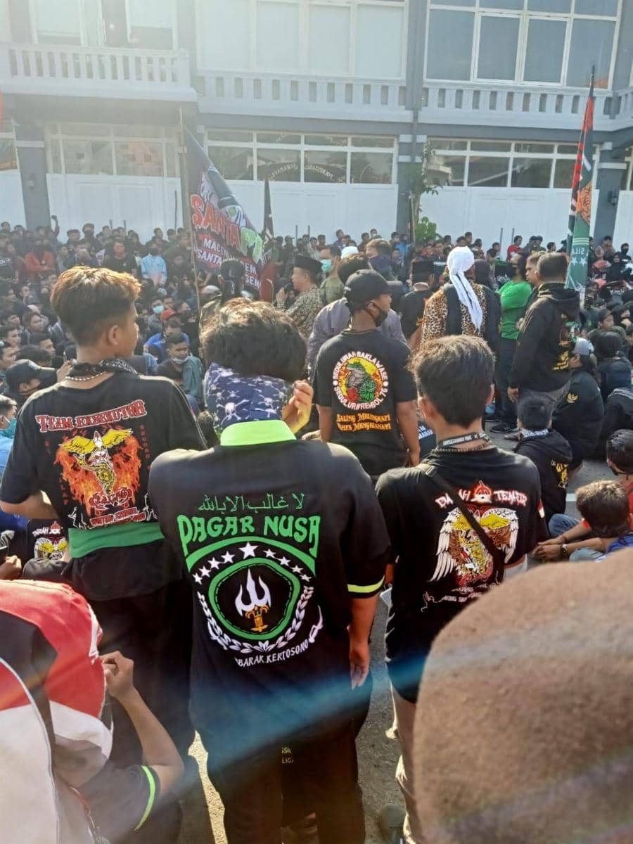 5.000 massa Pagar Nusa saat mendatangi Mapolrestabes Surabaya, Selasa (7/4). IDN Times/Dok. Istimewa