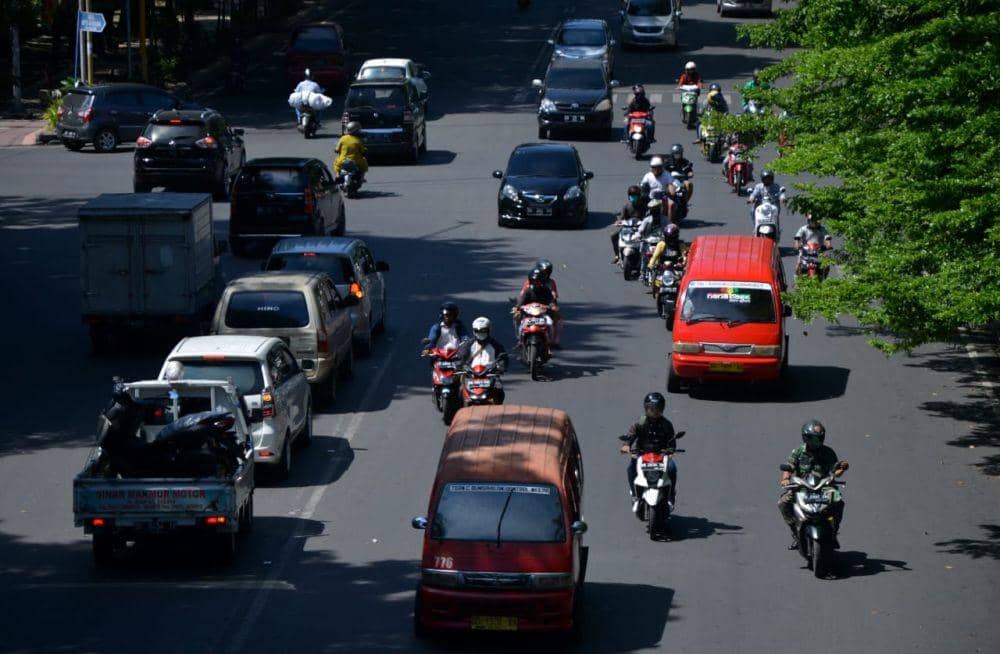 Sejumlah kendaraan melintas di jalanan, Makassar, Sulawesi Selatan, Senin ( 6/4/2020). Volume kendaraan di Makassar menurun akibat dampak pandemi COVID-19, namun aktivitas warga masih ramai meskipun pemerintah setempat telah menghimbau untuk tidak keluar rumah guna mencegah penyebaran COVID-19. ANTARA FOTO/Abriawan Abhe.