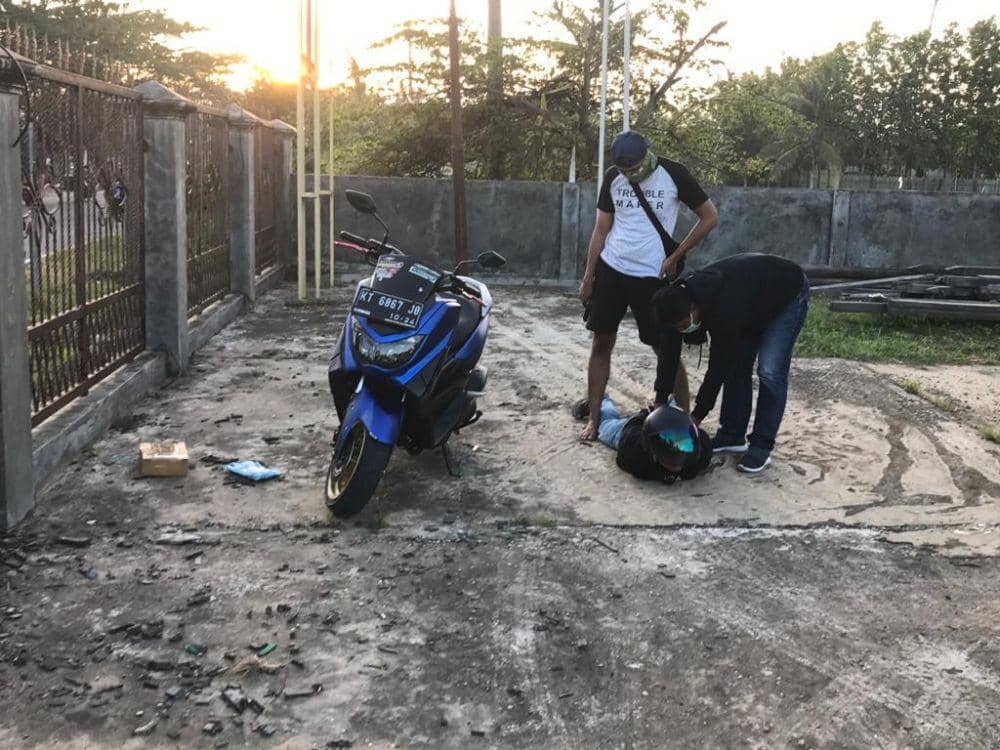 Petugas saat menggeledah barang bawaa tersangka di kawasan Anggana, Kutai Kartanegara (Dok.Humas BNN Kaltim/istimewa)