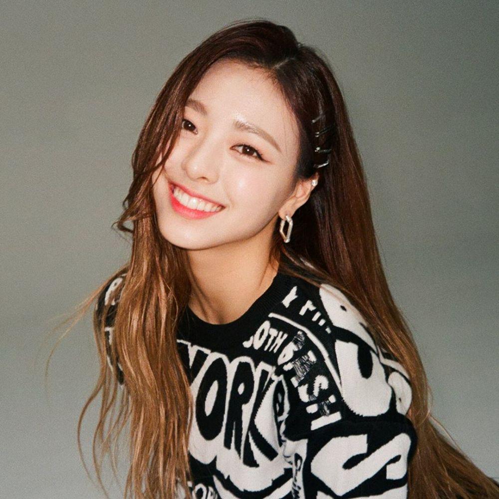 9 Potret Manis Senyum Khas Yuna ITZY yang Bikin Gemas