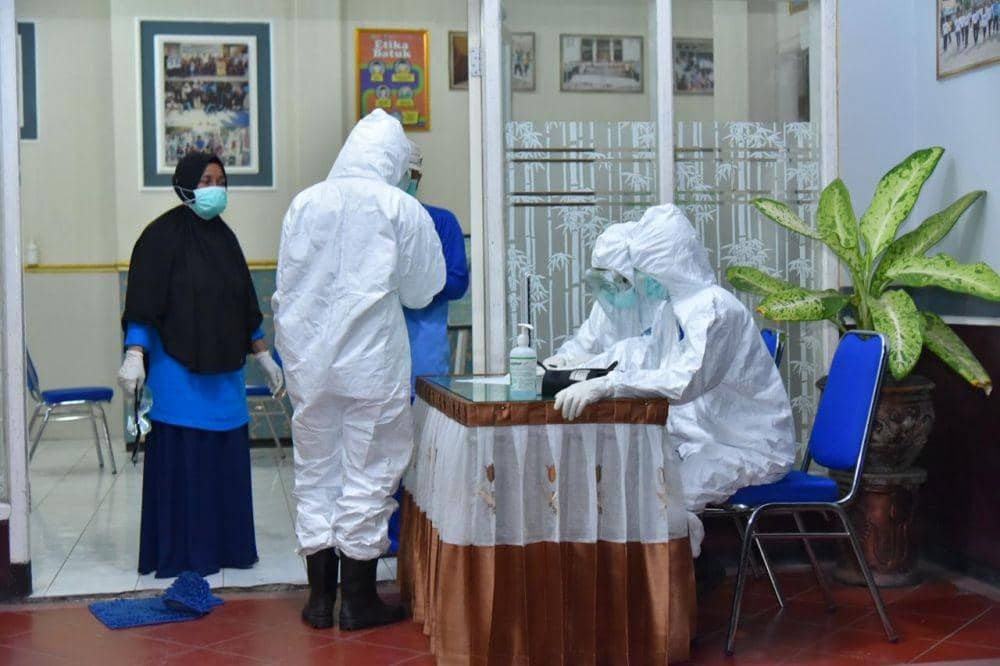 Petugas medis tengah memeriksa salah seorang warga Lamongan yang baru saja pulang dari Malaysia. IDN Times/Dok. Humas Polres Lamongan