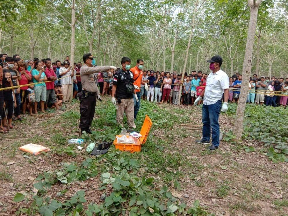 Polisi mengangkat korban untuk diotopsi (Dok.IDN Times/Istimewa)