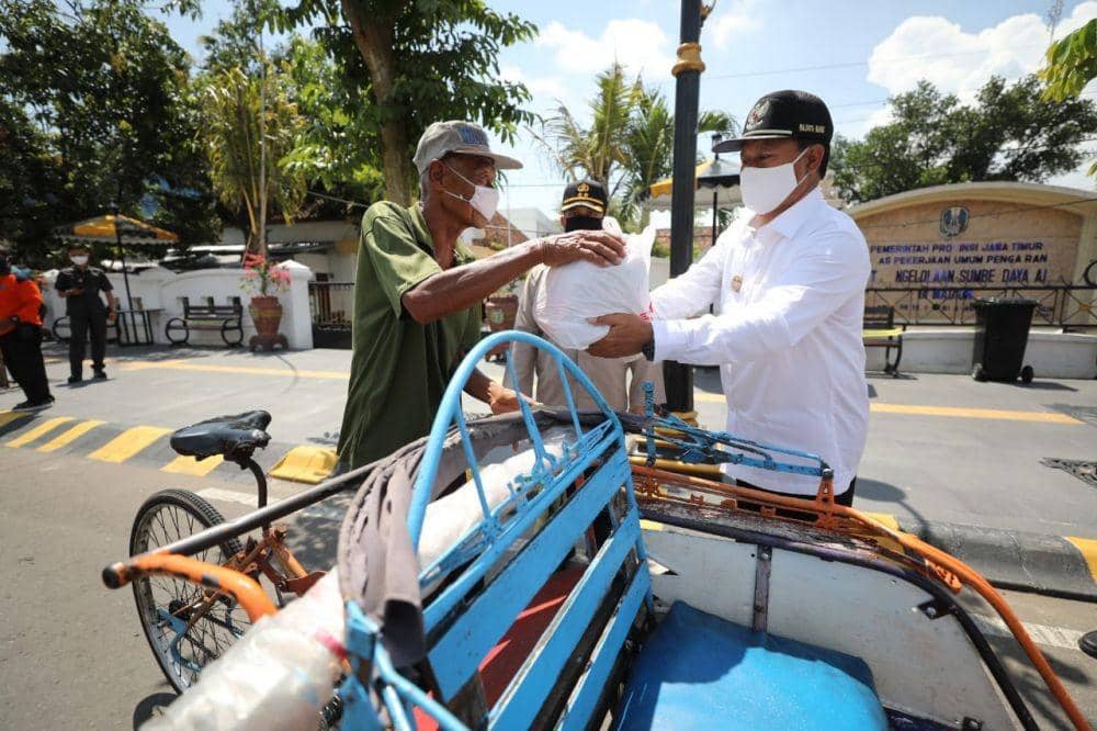 Penyerahan bantuan paket sembako kepada para tukang becak di Kota Madiun. Dok.IDN Times/Istimewa