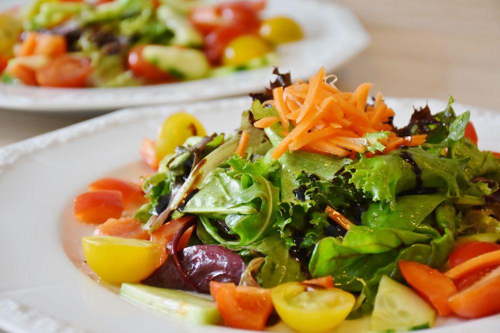5 Resep Praktis Salad ala Vegetarian yang Kaya Nutrisi & Hemat Bujet