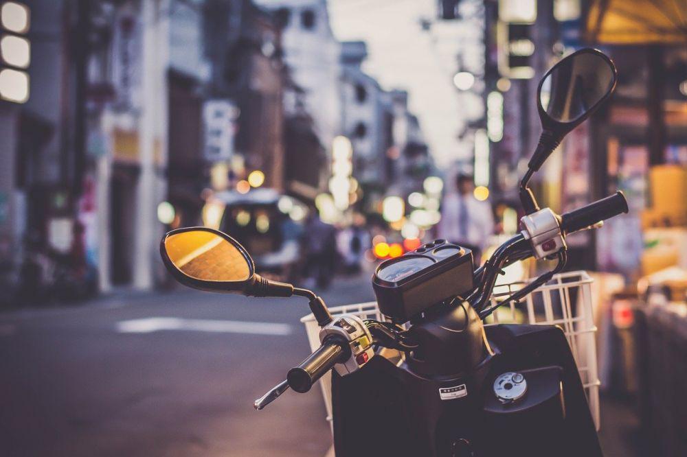 5 Barang Ini Jangan Pernah Disimpan dalam Jok Motor, Bisa Fatal Lho!