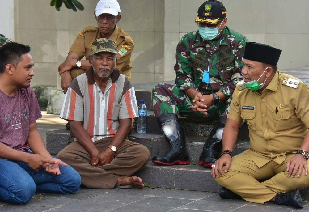 (Dialog lokasi pemakaman jenazah pasien virus corona dengan warga Karawang) Dok. Istimewa