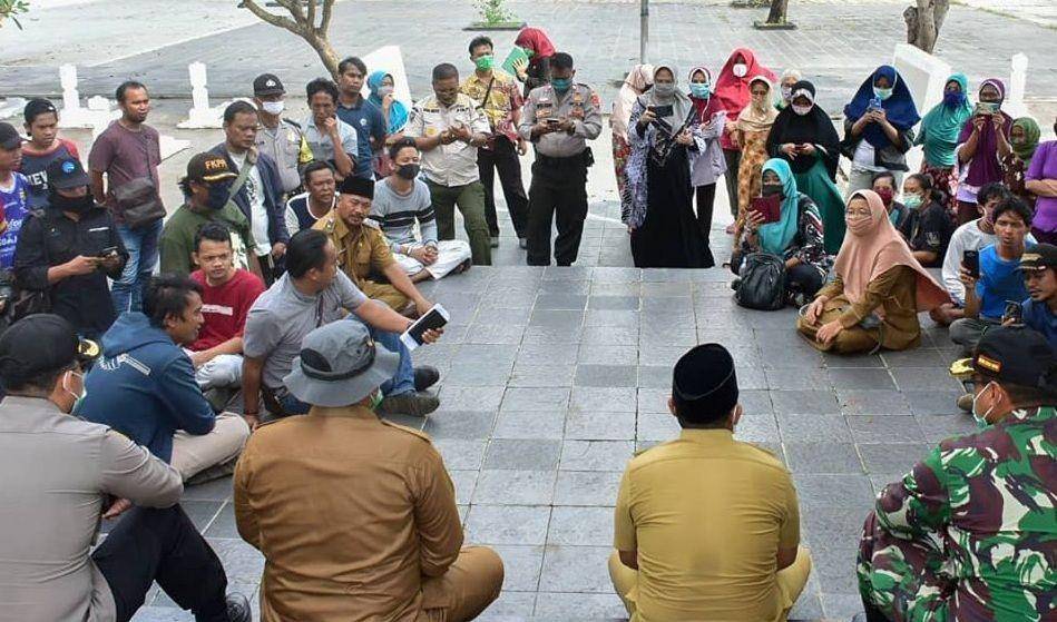 (Dialog jajaran Muspida Karawang dengan warga yang menolak lokasi pemakaman jenazah pasien virus corona) IDN Times/Mahendra