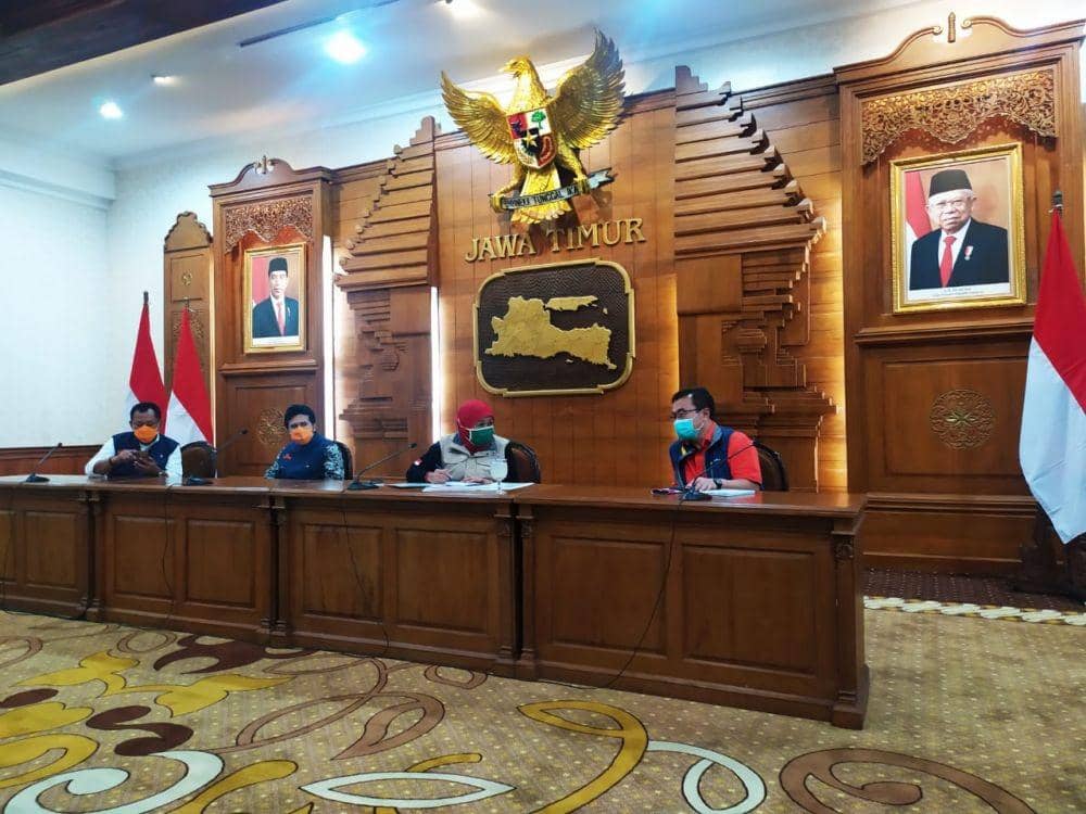 Gubernur Jawa Timur Khofifah Indar Parawansa (dua dari kanan) saat konferensi pers update persebaran COVID-19, Rabu (8/4). IDN Times/Dok. Istimewa
