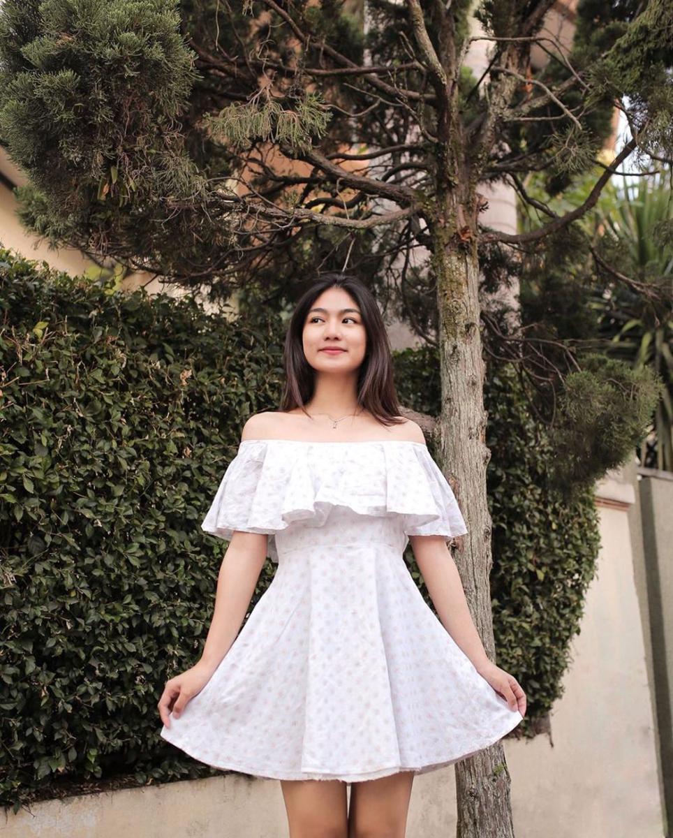 10 Inspirasi Outfit ala Influencer Adinda Putri dengan Atasan Putih