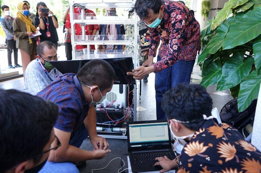 Penerimaan tiga alat baru dari ITTS Surabaya kepada Wali Kota Surabaya Tri Rismaharini. Dok Humas Pemkot Surabaya
