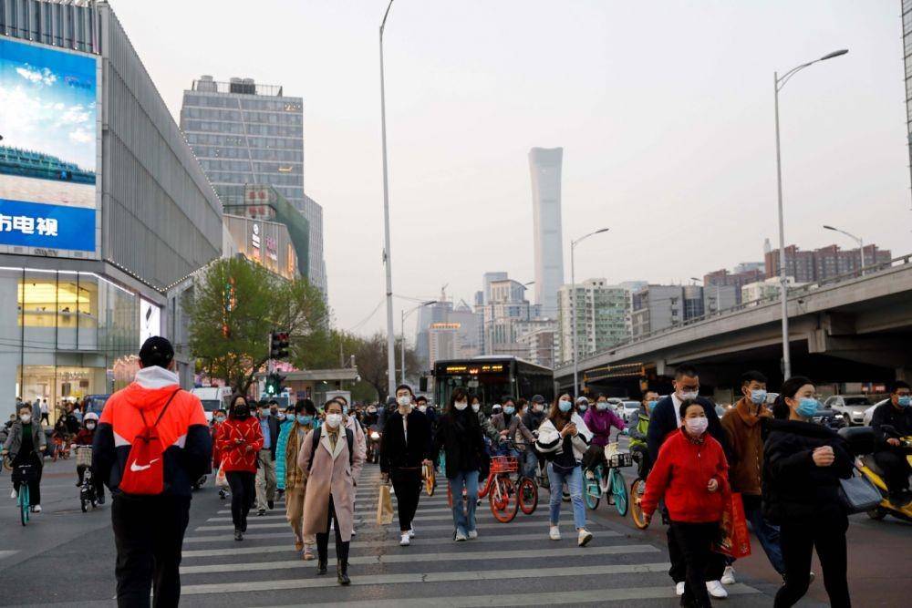 Warga menggnuakan masker pelindung saat wabah virus corona terjadi, di Beijing, Tiongkok, pada 7 April 2020. ANTARA FOTO/REUTERS/Carlos Garcia Rawlins
