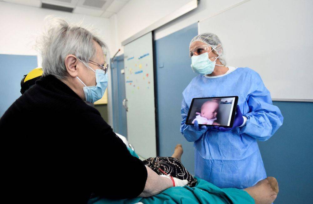 Seorang pasien COVID-19 menggunakan gadget tablet untuk berbicara dengan kerabat yang tidak bisa berkunjung, di rumah sakit Cernusco sul Naviglio di Milan, Italia, pada 7 April 2020. ANTARA FOTO/REUTERS/Flavio Lo Scalzo