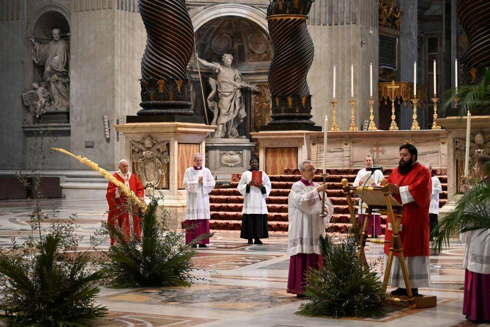 Paus Fransiskus membawa tangkai palem saat memimpin misa Minggu Palma di Basilika Santo Petrus tanpa keikutsertaan masyarakat karena virus corona, di Vatikan, pada 5 April 2020. ANTARA FOTO/Alberto Pizzoli/Pool via REUTERS