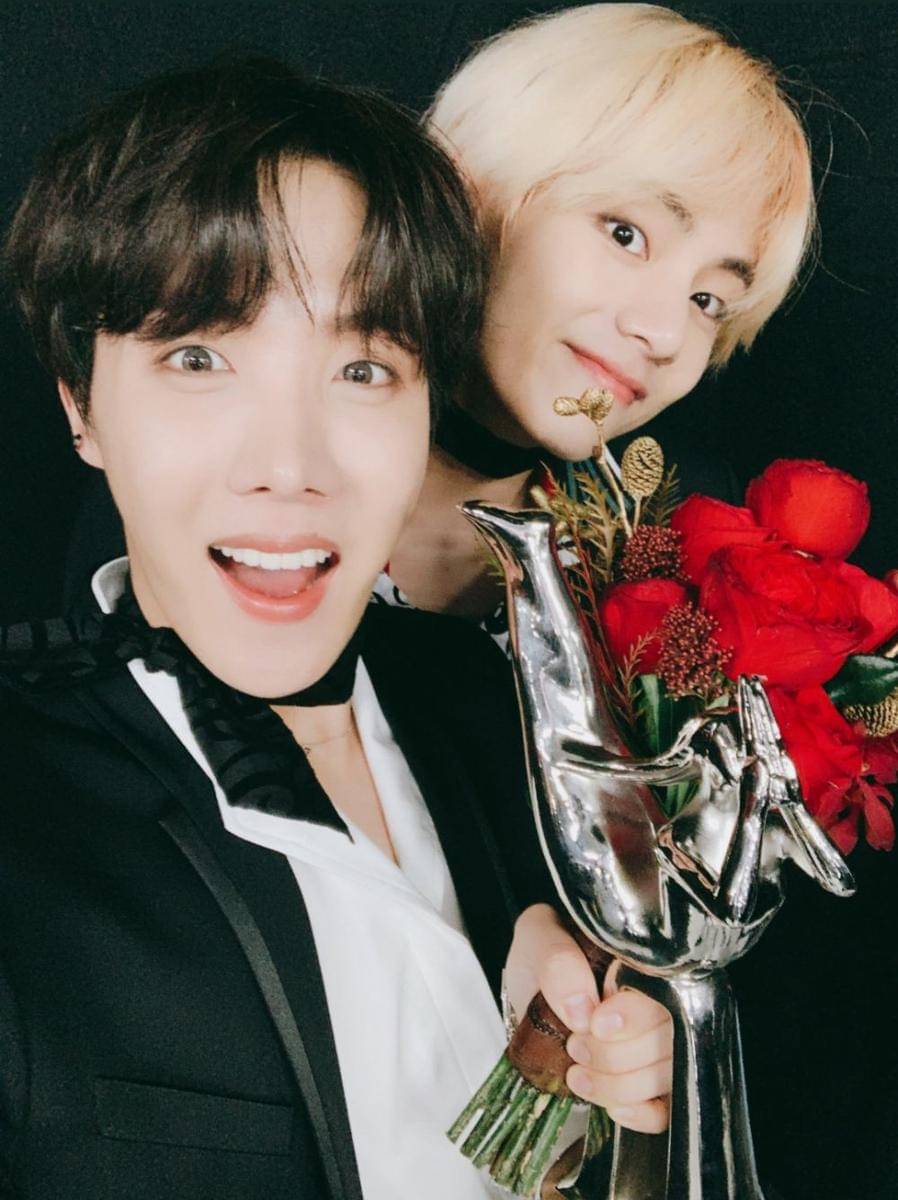 twitter.com/BTS_twt