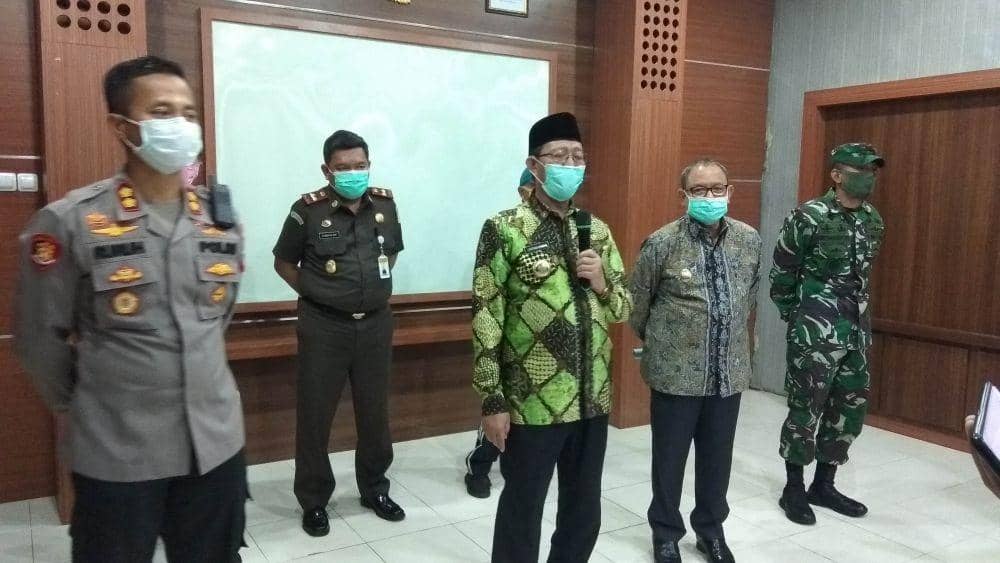 Bupati Tuban Fathul Huda saat menggelar jumpa pers. IDN Times/Imron