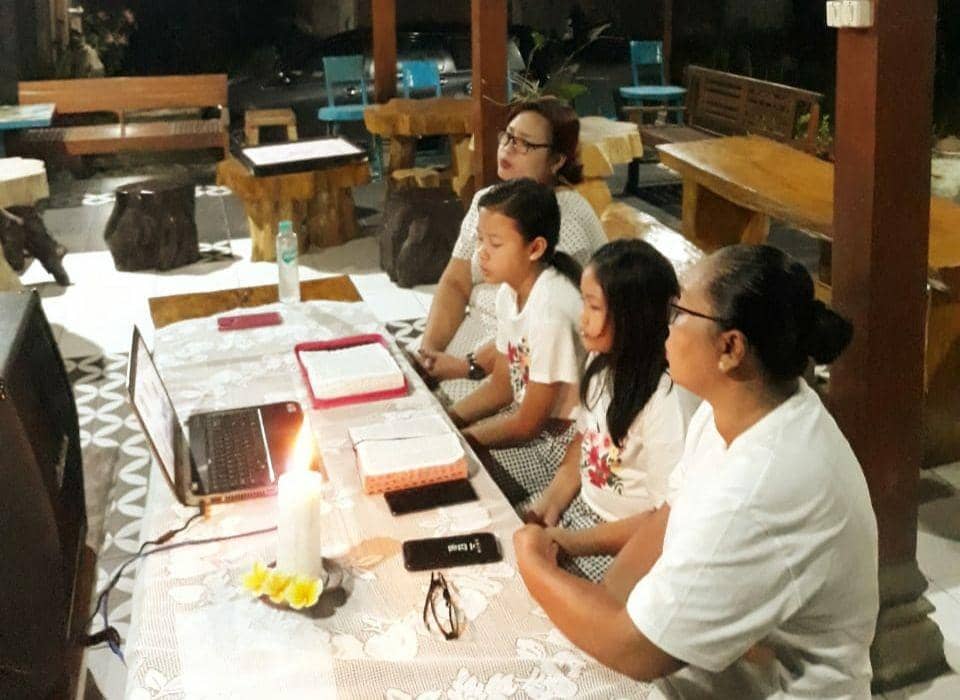 Umat katolik ikuti misa Kamis Putih melalui live streaming. IDN Times/Istimewa