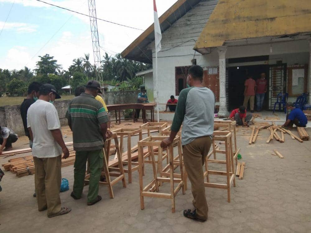 Tim relawan COVID-19 sibuk bekerja memperisapkan temtat cuci tangan (IDN Times/ istimewa)