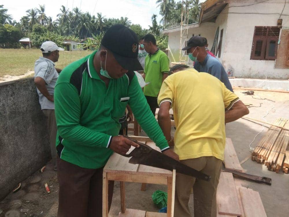 Tim relawan desa karang gading yang membuat tempat cuci tangan (IDN Times/ istimewa)