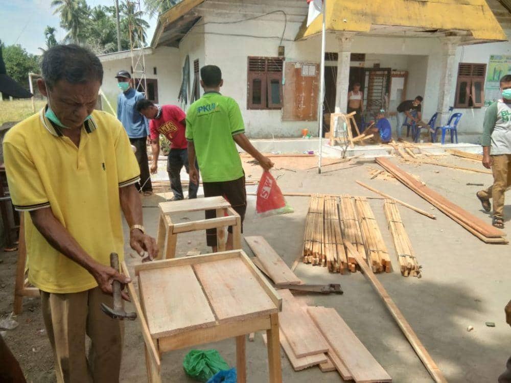 Relawan COVID-19 di Langkat Gotong Royong Bikin Wastafel Portable