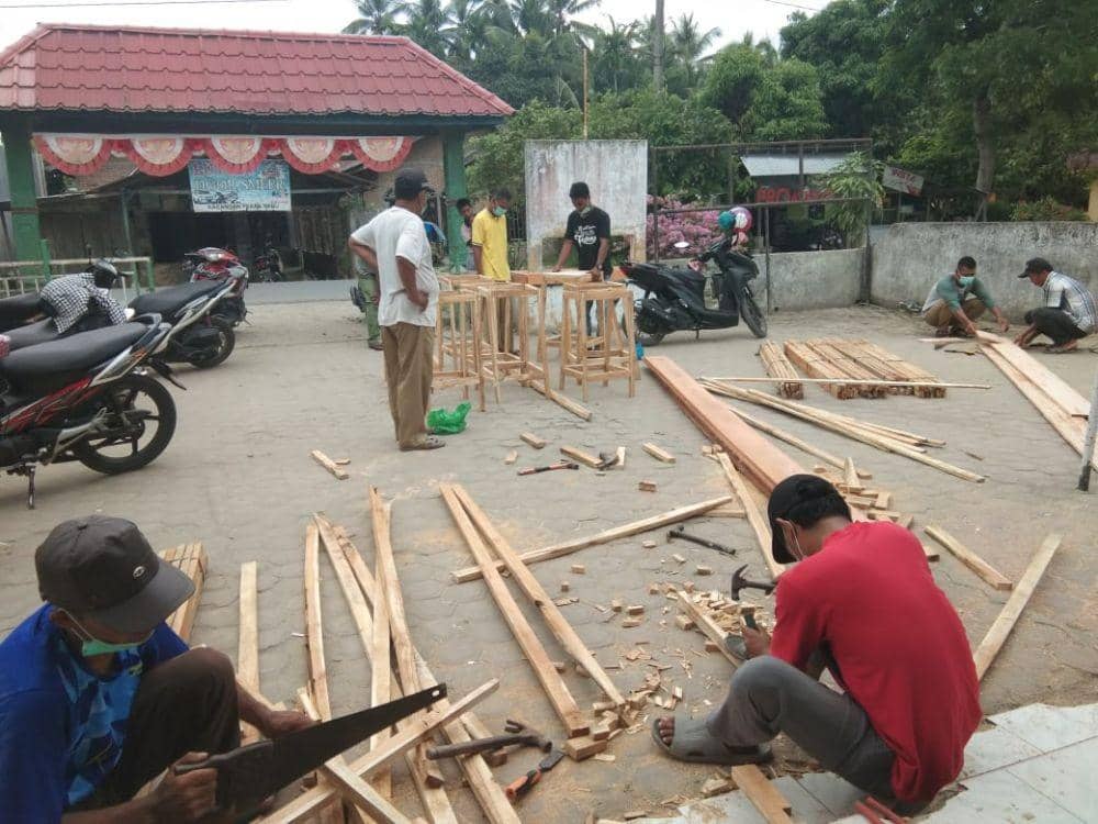 Tim relawan COVID-19 yang mempersiapkan tempat cuci tangan (IDN Times/ istimewa)