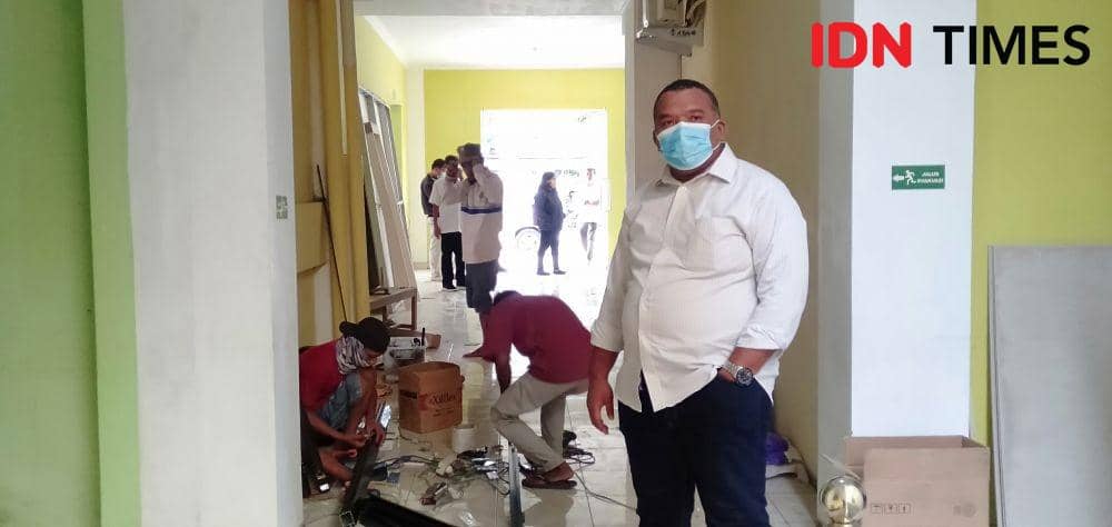 Ketua DPRD Bantul, Hanung Raharjo sidak persiapan RS Darurat COVID-19. IDN Times/Daruwaskita