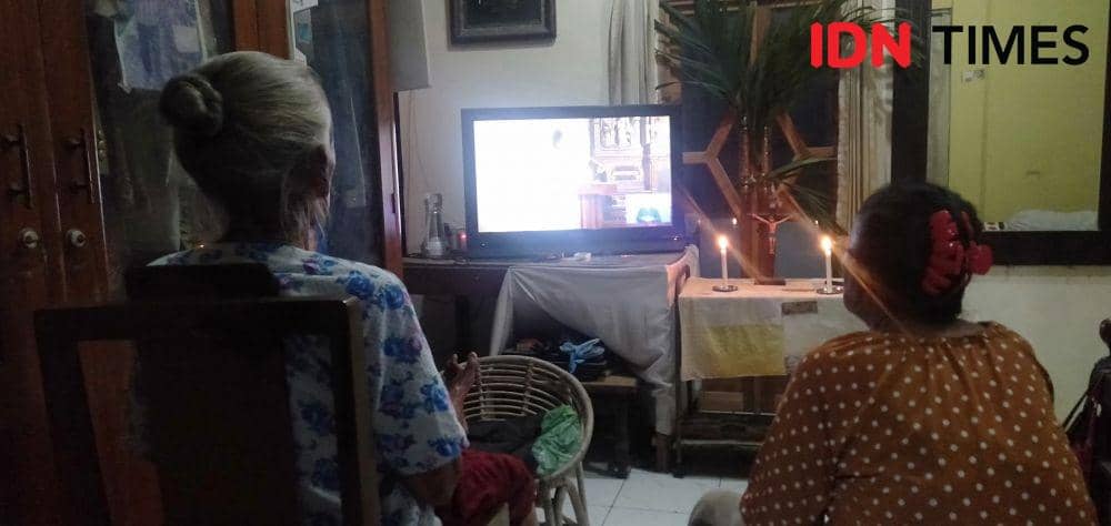 Umat katolik di Gereja Paroki HKTY Ganjuran ikuti misa Kamis Putih dari rumah. IDN Times/Daruwaskita