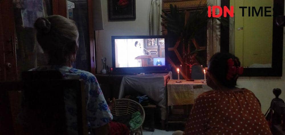 Pandemi COVID-19, Umat Tetap Kusyuk Ikuti Misa Kamis Putih di Rumah