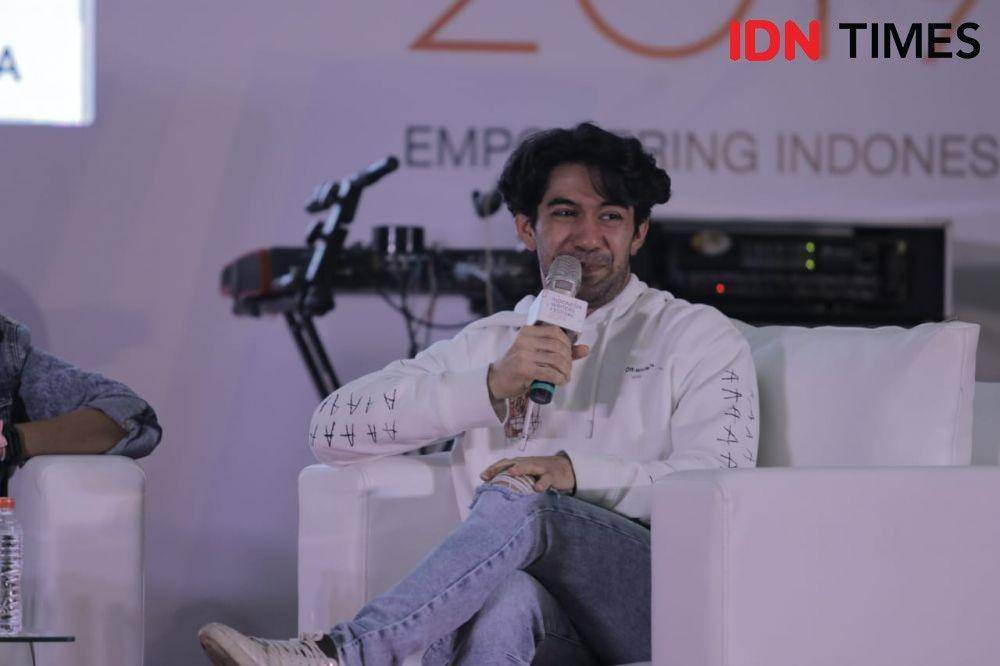 Reza Rahadian di Indonesia Writers Festival 2019 | IDN Times/Kevin Handoko