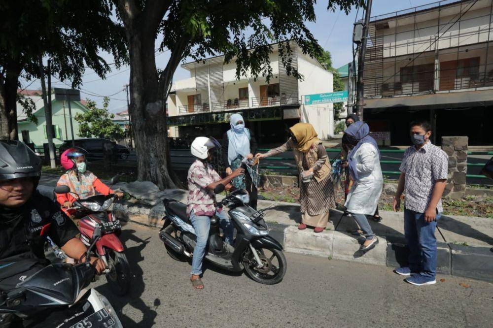 Masker hasil produksi siswa SMKN 3 Banda Aceh dibagikan kepada warga yang membutuhkan (IDN Times/Istimewa)