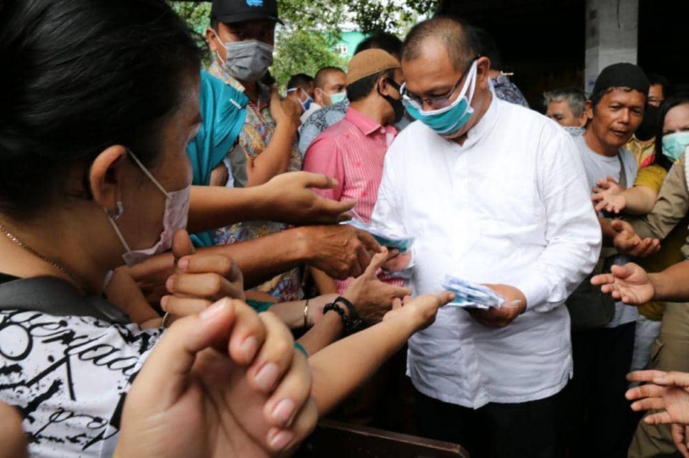 Akhyar bagikan masker kepada masyarakat (Dok.IDN Times/istimewa)