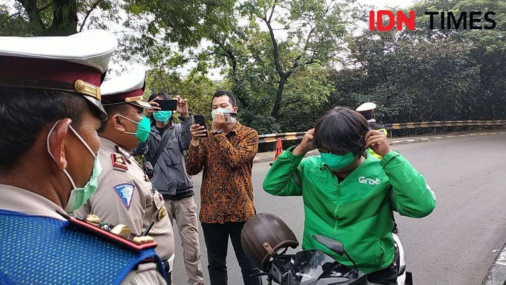 Ilustrasi: Patroli Polres Metro Depok dalam penerapan PSBB di Simpang UI (IDN Times/Rohman Wibowo)