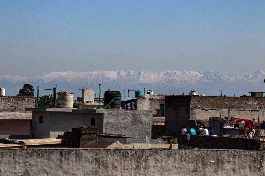 Pemandangan Dhauladhar, bagian dari Himalaya, terlihat dari jarak 200-an kilometer di Punjab, India, pada 3 April 2020. Foto diambil dari twitter.com/Deewalia
