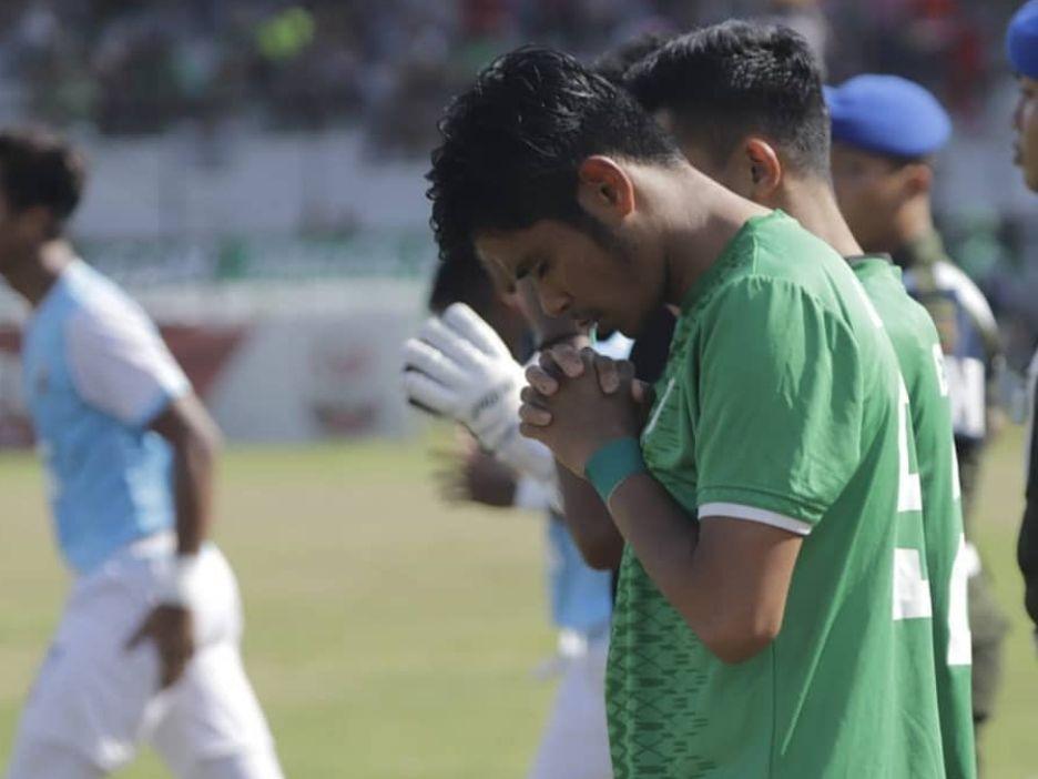 Jumat Agung, Pemain PSMS Ini Beribadah dengan Live Streaming Gereja