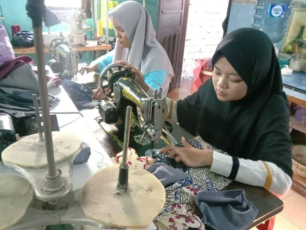 Sejumlah pekerja tengah menjahit masker. IDN Times/Imron