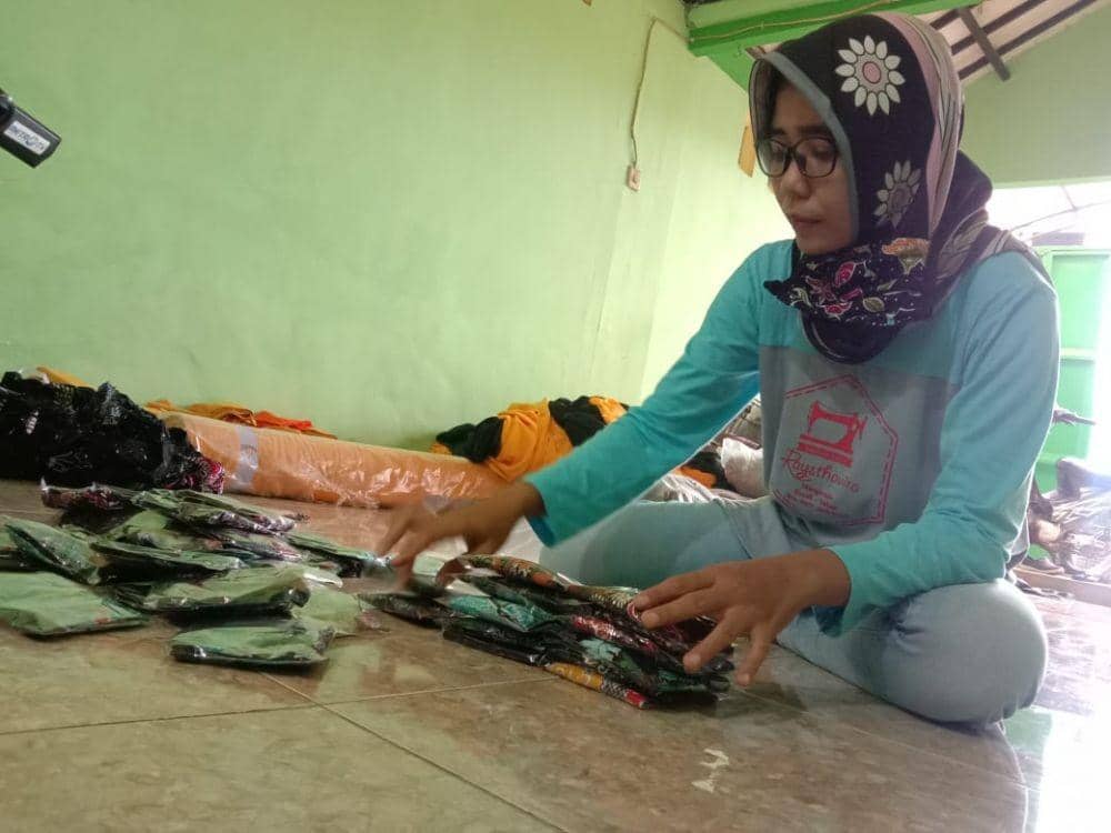 Masker yang dibuat dari kain batik khas Tuban. IDN Times/Imron