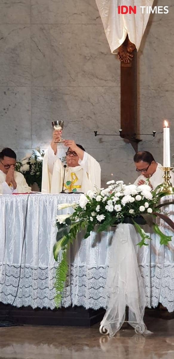 Romo Didik saat memimpin misa Kamis Putih di gerejanya. Dok Paroki Bongsari