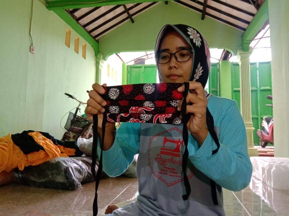 Di Tengah Pandemi COVID-19, Produsen Masker di Tuban Banjir Pesanan