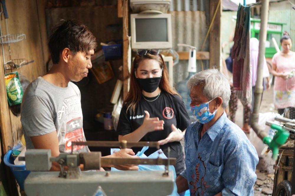 Menganggur Saat Corona, Warga Kampung Pemulung dapat Bantuan Kemensos