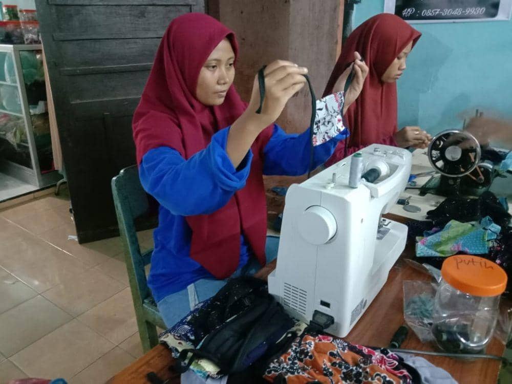 Para pekerja membuat masker dari kain batik. IDN Times/Imron