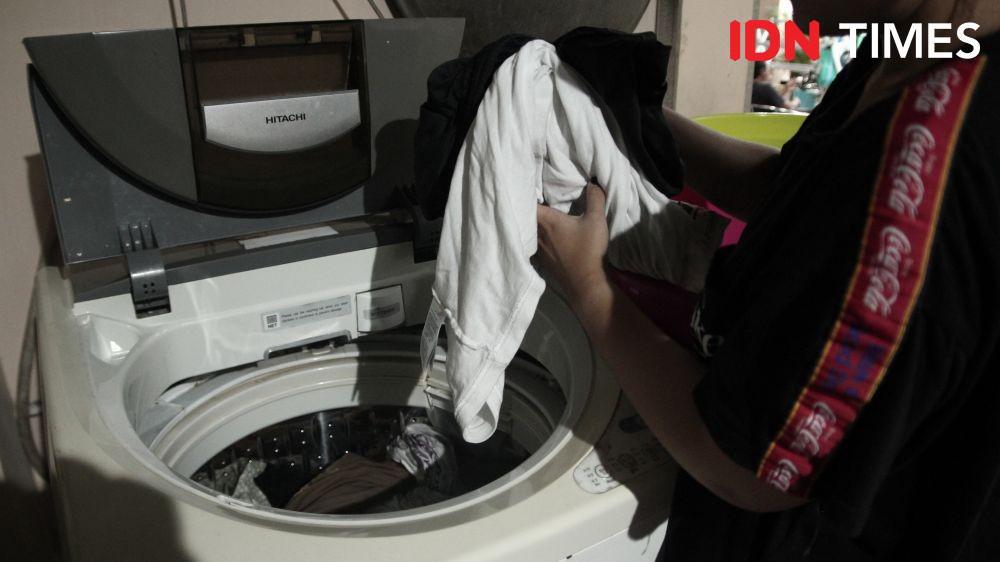 12 Cara Menghilangkan Noda Oli di Baju, Gak Perlu Laundry!