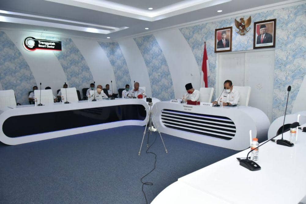 Bupati Trenggalek, Mochamad Nur Arifin saat melakukan konsultasi online dengan DPRD setempat, IDN Times/ istimewa