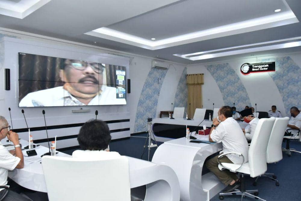 Bupati Trenggalek, Mochamad Nur Arifin saat melakukan konsultasi online dengan DPRD setempat, IDN Times/ istimewa