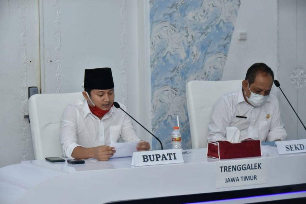 Bupati Trenggalek, Mochamad Nur Arifin saat melakukan konsultasi online dengan DPRD setempat, IDN Times/ istimewa