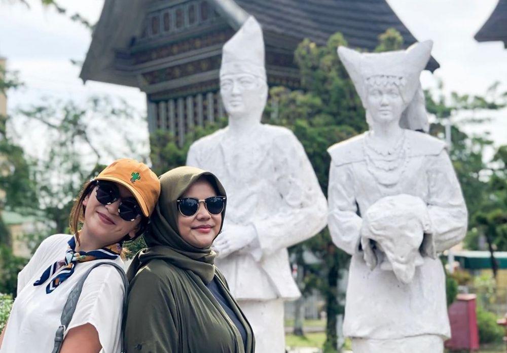 10 Potret Persahabatan Jennifer & Diva Pemain 'Di Sini Ada Setan'