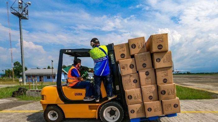Petugas ketika membawa bantuan alat kesehatan untuk Provinsi Aceh (IDN Times/Humas Dinas Kesehatan Provinsi Aceh)