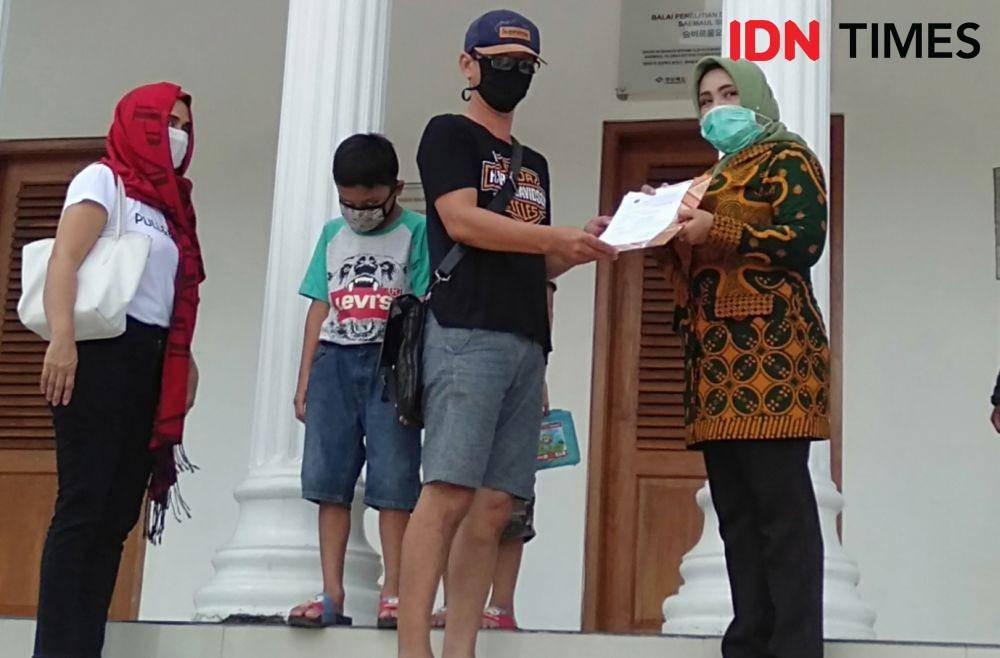 Selesai jalani karantina selama 14 hari satu keluarga diperbolehkan pulang. IDN Times/Daruwaskita